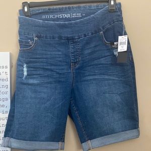 Bermuda mid length shorts| true to size | has plenty stretch